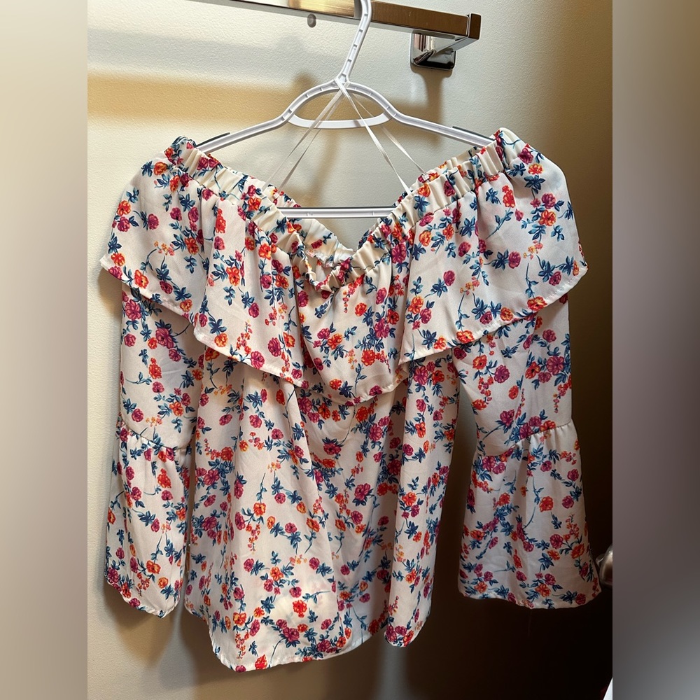 Off the shoulder floral blouse SIZE SM